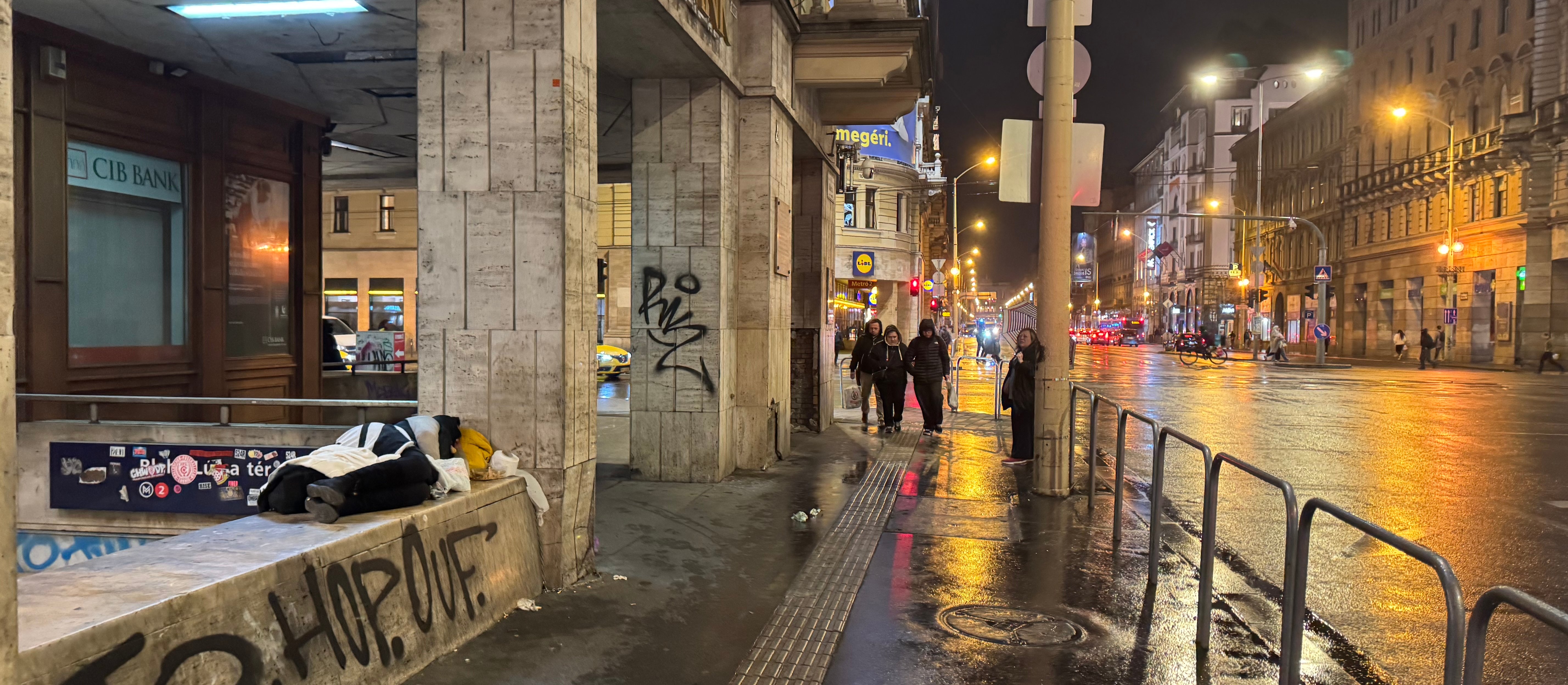 Dziennikarz „Rzeczpospolitej” zobaczył, jak wyglądają Węgry Orbána. W Budapeszcie ludzie śpią na ulicy