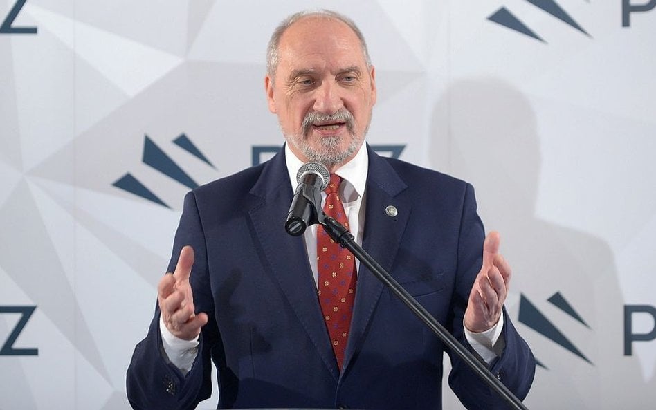 Macierewicz: Nie publikować aneksu, tylko przekazać SKW