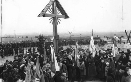 1 marca 1931r. Uroczystości na polu bitwy pod Grochowem, podczas której nastąpiło poświęcenie i złoż