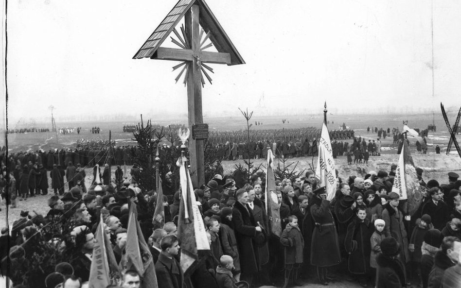 1 marca 1931r. Uroczystości na polu bitwy pod Grochowem, podczas której nastąpiło poświęcenie i złoż