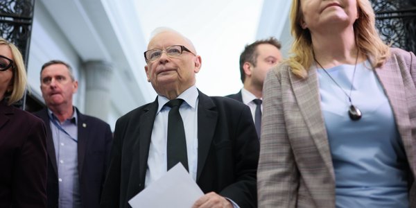 Nowy sondaż partyjny: PiS i Grzegorz Braun w górę, Konfederacja w dół