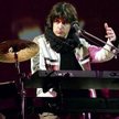 Jean Michel Jarre był zawsze popularny w Polsce. W jego koncercie w Stoczni Gdańskiej wzięło udział 