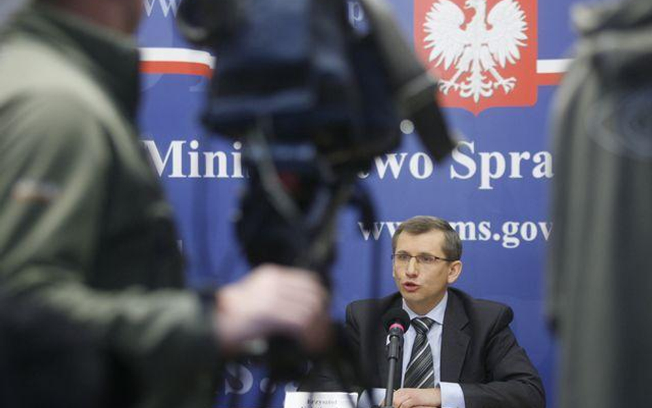 Minister sprawiedliwości Krzysztof Kwiatkowski na konferencji prasowej opowiada o okolicznościach śm