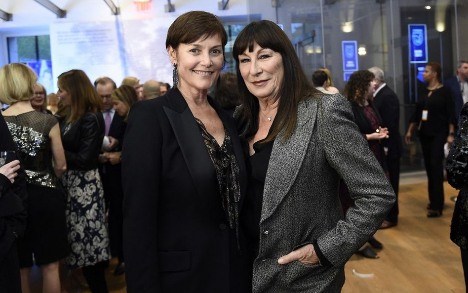 Anjelica Huston (z prawej) z aktorką Carey Lowell