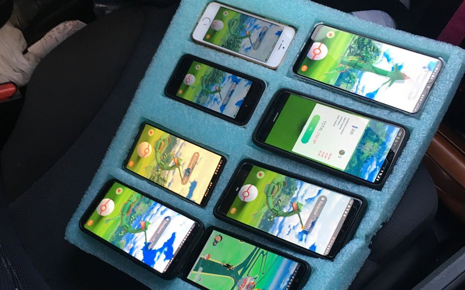 USA: Kierowca łapał Pokemony na ośmiu telefonach. Bez mandatu