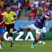 Takuma Asano (z prawej) walczy o piłkę z obrońcą Kostaryki Oscarem Duarte Philip FONG/AFP