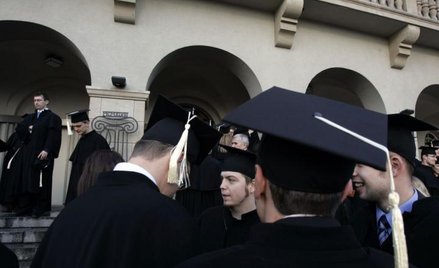 Absolwenci podczas uroczystości rozdania dyplomów