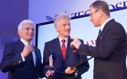 Prezydent Poznania Ryszard Grobelny (w środku) odbiera nagrodę z rąk prof. Jerzego Buzka i redaktora