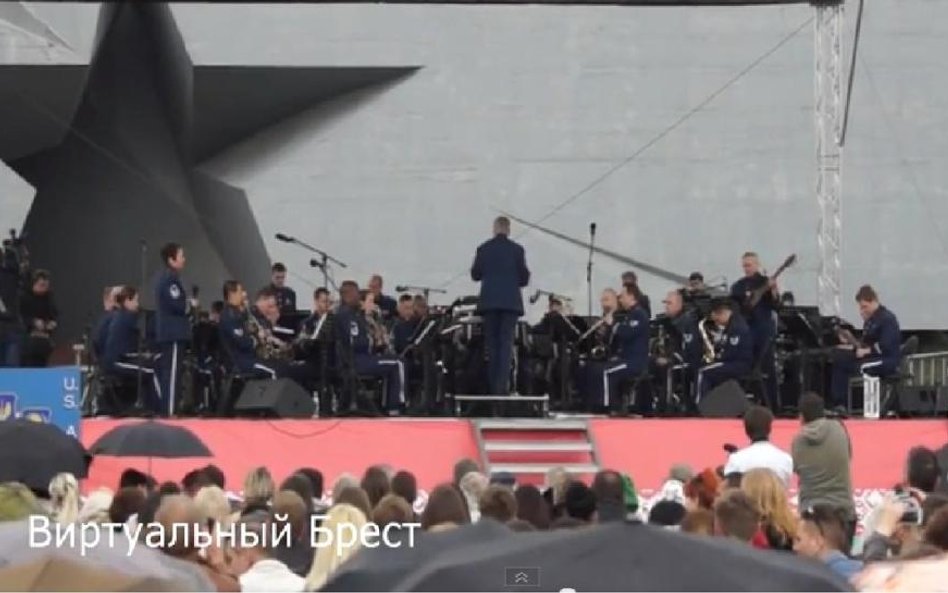 Orkiestra Amerykańskich Sił Powietrznych w twierdzy Brzeskiej