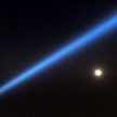 Księżyc, światło szperacza i Międzynarodowa Stacja Kosmiczna (ISS) uchwycone na fotografii przed ląd