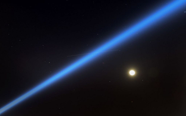 Księżyc, światło szperacza i Międzynarodowa Stacja Kosmiczna (ISS) uchwycone na fotografii przed ląd