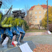 Pomnik Józefa Piłsudskiego i Legionistów w centrum Krakowa został pomalowany niebieską i żółtą farbą