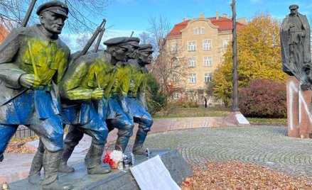 Pomnik Józefa Piłsudskiego i Legionistów w centrum Krakowa został pomalowany niebieską i żółtą farbą