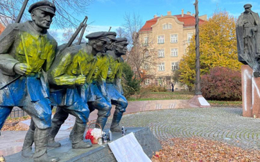 Pomnik Józefa Piłsudskiego i Legionistów w centrum Krakowa został pomalowany niebieską i żółtą farbą