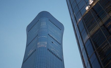 Zniszczona elewacja wieżowca CITIC Tower, znanego również jako China Zun, Pekin, 26 czerwca 2026 r.
