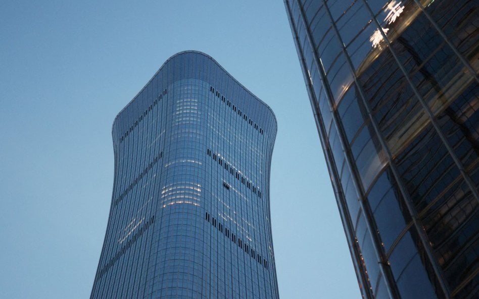 Zniszczona elewacja wieżowca CITIC Tower, znanego również jako China Zun, Pekin, 26 czerwca 2026 r.