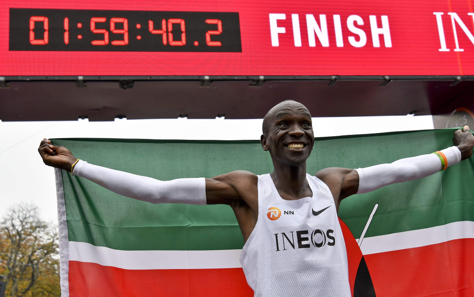 Eliudowi Kipchoge pomagało na trasie 41 biegaczy zmieniających się co kilka kilometrów