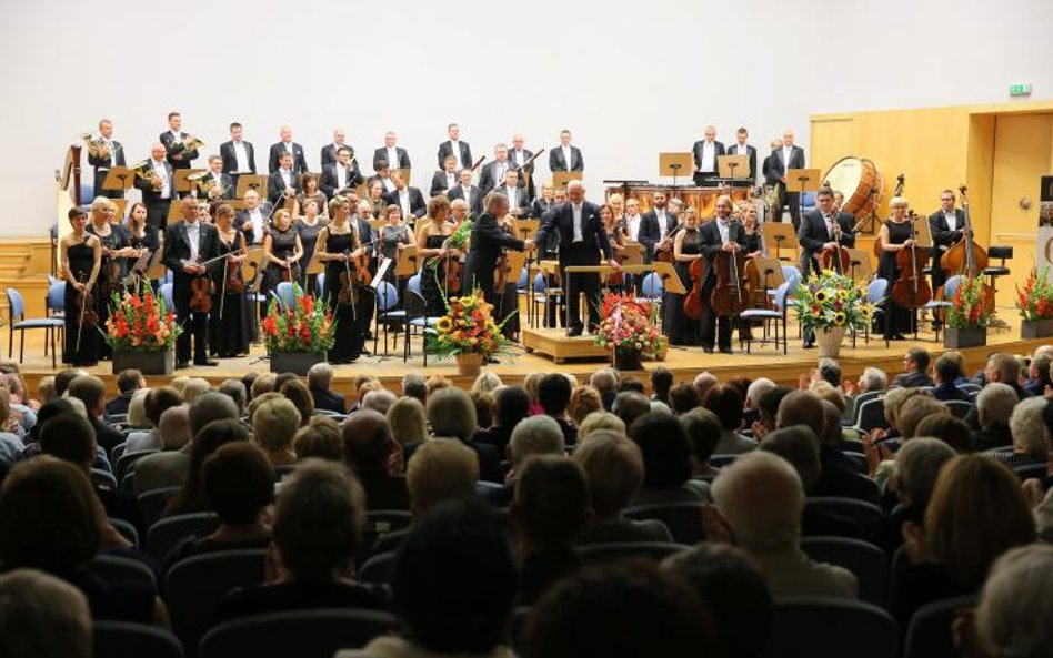 Czesław Grabowski (za pulpitem) i orkiestra Filharmonii Zielonogórskiej