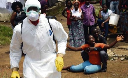 Afryka pozostawiona sama sobie łata braki przylepcem. Monrowia, ewakuacja zwłok ofiary zarazy, 4 paź