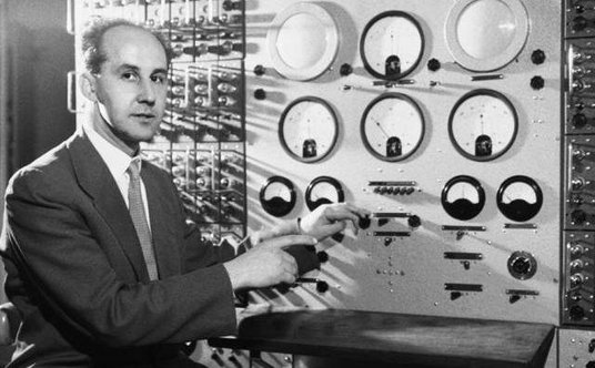 Inżynier Jacek Karpiński przed maszyną AAH, służącą do tworzenia długoterminowych prognoz pogody (19