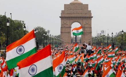 Uczestnicy wiecu machają flagami Indii, aby wyrazić poparcie dla indyjskich sił zbrojnych po ogłosze