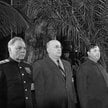 Warta honorowa przy trumnie Stalina, 6 marca 1953 r. Od lewej stoją: marszałek Klimient Woroszyłow, 