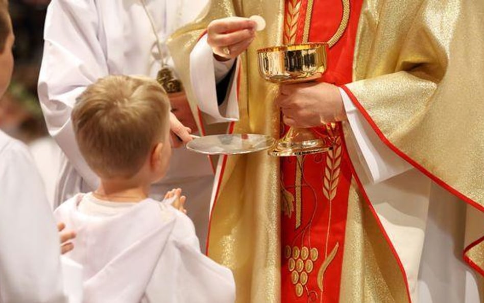 Ksiądz skazany za uderzenie dziecka, które chciało podnieść hostię