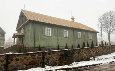 Nowy dach na kościele w Powiewiórce na Litwie