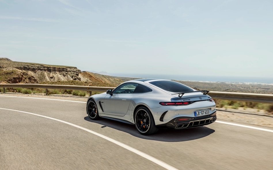 Mercedes-AMG GT Coupé napędzany jest przez silnik V8 o pojemności 4 litrów.