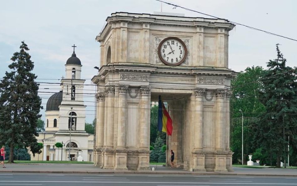 Łuk triumfalny w Kiszyniowie. W tle sobór Narodzenia Pańskiego.