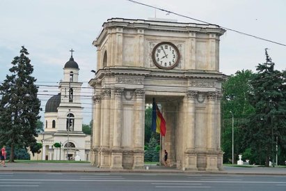 Łuk triumfalny w Kiszyniowie. W tle sobór Narodzenia Pańskiego.