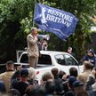 Lider ruchu Restore Britain Rupert Lowe (środek) przemawia do ludzi podczas kampanii przed wyborami 