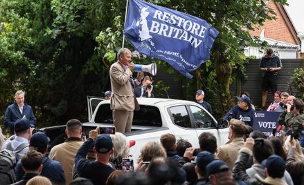 Lider ruchu Restore Britain Rupert Lowe (środek) przemawia do ludzi podczas kampanii przed wyborami 