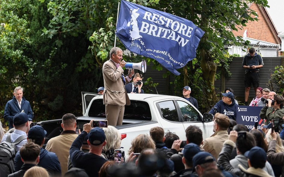 Lider ruchu Restore Britain Rupert Lowe (środek) przemawia do ludzi podczas kampanii przed wyborami 
