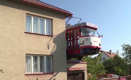 Czechy: Postawili tramwaj na dachu garażu. Teraz zastanawiają się, co w nim urządzić