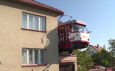 Czechy: Postawili tramwaj na dachu garażu. Teraz zastanawiają się, co w nim urządzić