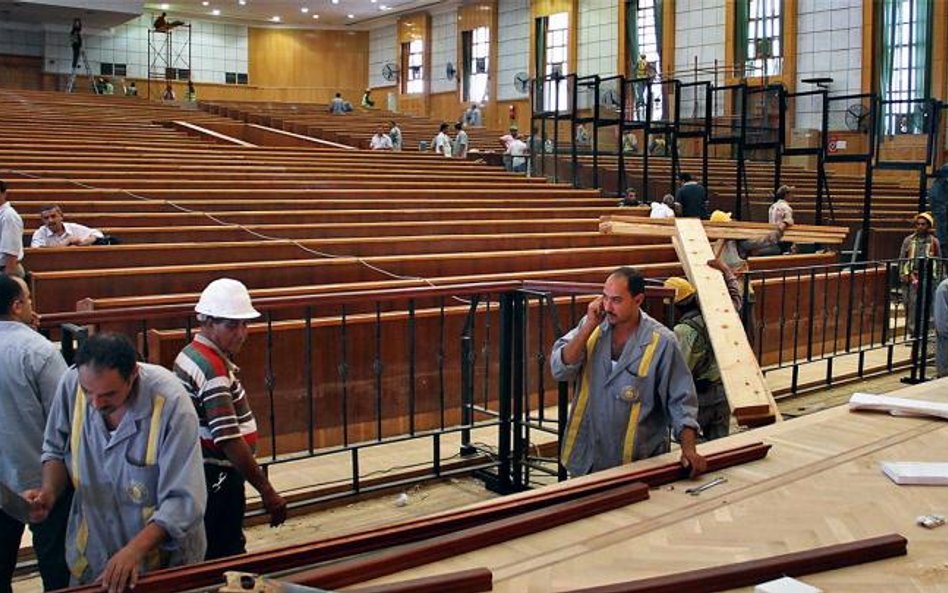 W sali sądowej w akademii policyjnej w Kairze przed planowanym procesem Hosniego Mubaraka budowano w