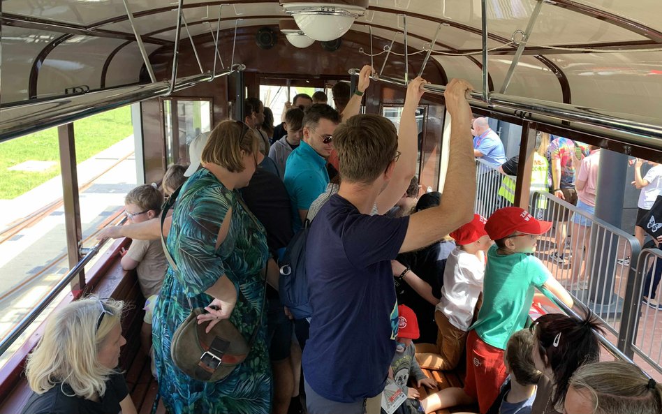 Przejazd tramwajem-kabrioletem. Liczni pasażerowie korzystają z unikalnej okazji przejażdżki po zaje