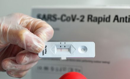 "Testy na Covid" ze sklepu. Ministerstwo Zdrowia zaleca ostrożność