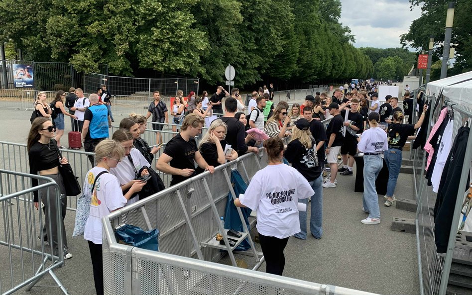 Zainteresowanie fanów ofertą pamiątek na stoiskach