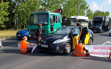 Warszawa: Aktywiści zablokowali Dolinę Służewiecką. Przykleili się do asfaltu