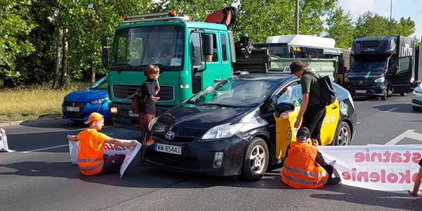 Warszawa: Aktywiści zablokowali Dolinę Służewiecką. Przykleili się do asfaltu