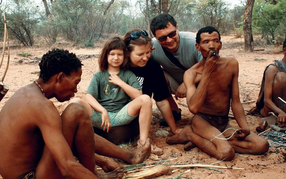 Łucja Mikołajczuk z mężem i córką Niną na ognisku w wiosce Buszmenów, Namibia 2008 r.