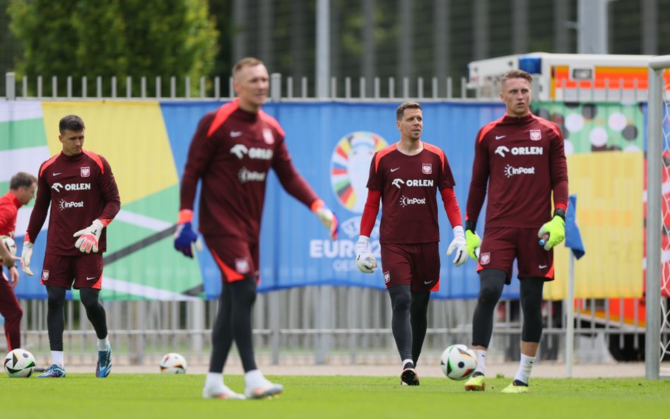 Wojciech Szczęsny i pozostali bramkarze reprezentacji w czasie treningu