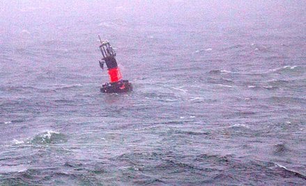 Boja sygnalizacyjna w miejscu katastrofy promu „Jan Heweliusz”.