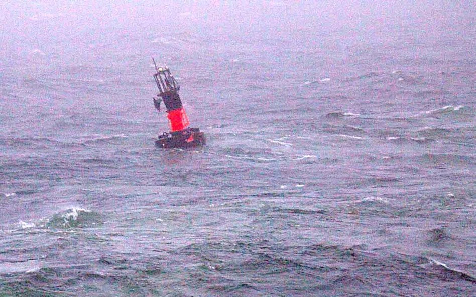 Boja sygnalizacyjna w miejscu katastrofy promu „Jan Heweliusz”.