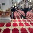 Sprzątanie meczetu Al-Aksa po nocnych starciach