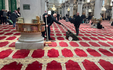 Sprzątanie meczetu Al-Aksa po nocnych starciach