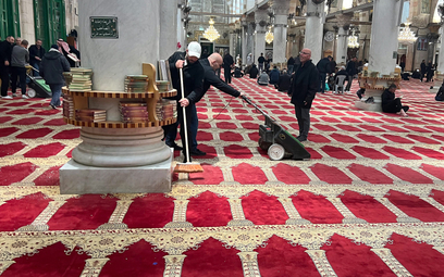 Sprzątanie meczetu Al-Aksa po nocnych starciach