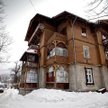 Zabytkowy pensjonat szalowany drewnem z charakterystycznymi dla regionalnej architektury przeszklony
